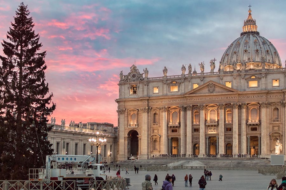 Visitare attrazioni come la Piazza e la Basilica di San Pietro è d’obbligo durante una visita a Roma. Per non perdere le bellezze vicine la soluzione è quella di prenotare uno dei tanti bed and breakfast economici Roma e scoprire i monumenti dei dintorni. Visitare Piazza San Pietro e la Basilica – Roma. 