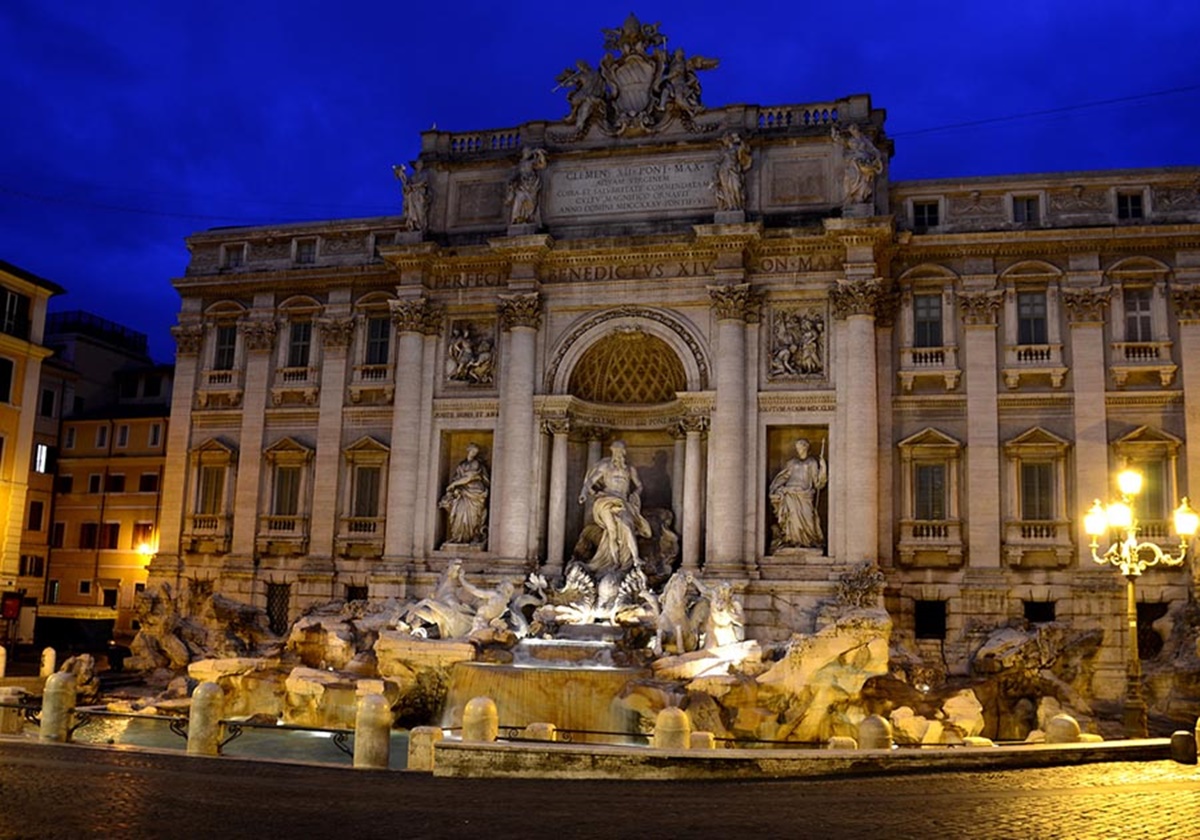 Altro simbolo da visitare a Roma, la Fontana di trevi affascina per il suo stile barocco e monumentale. la zona è piena di ristoranti e locali e anche di b&b economici Roma in cui alloggiare per visitare le attrazioni principali della città. Visitare Fontana di Trevi – Roma. 