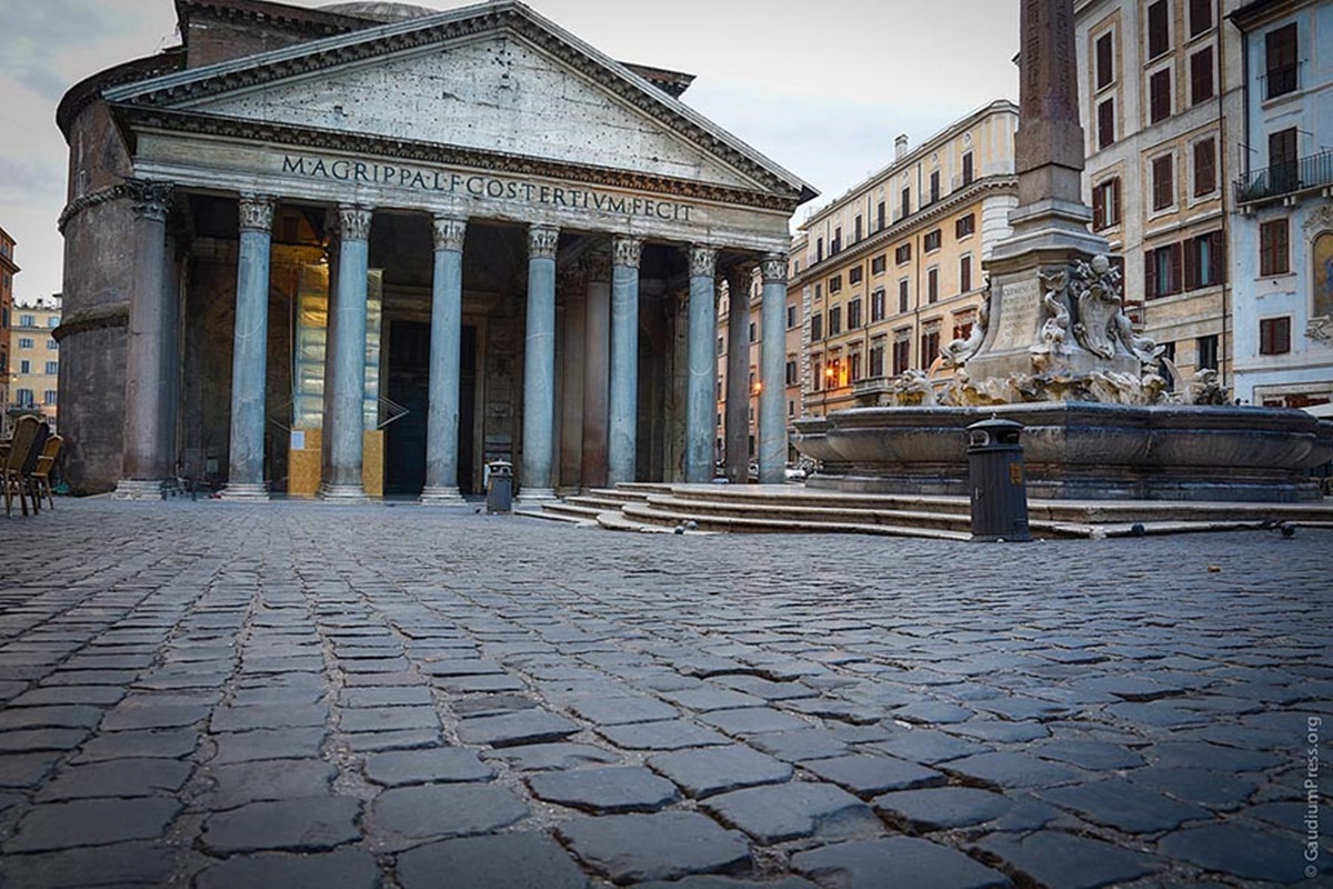 Da visitare a Roma è il Pantheon, celebre per la sua cupola imponente. A due passi da questo monumento si trovano locali, ristoranti, trattorie e caffetterie ed è facile prenotare uno dei numerosi bed and breakfast economici Roma. Pantheon Roma. 