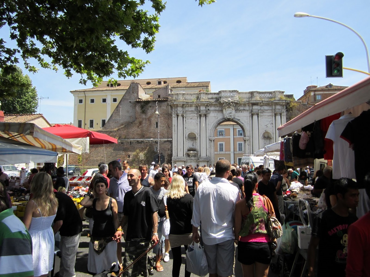 Colorato e pittoresco, il Mercato di Porta Portese accoglie con la sua atmosfera popolare romana che affascina i visitatori. In zona sono presenti altre attrazioni da visitare comodamente soggiornando in un bnb economico Roma, ma anche ristoranti e deliziosi locali. Mercato di Porta Portese - Roma