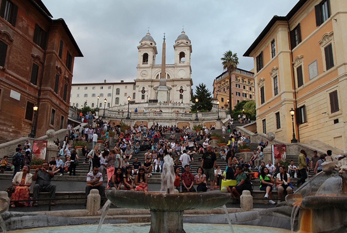 Piazza di Spagna è uno dei simboli di Roma, suggestiva e circondata da numerose attrazioni da visitare soggiornando in uno dei numerosi b&b economici Roma. La presenza di diversi in cui intrattenersi attira i visitatori. Visitare Piazza di Spagna – Roma. 