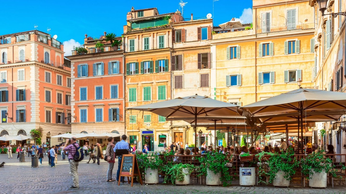 Affascinante e suggestiva, Piazza Santa Maria in Trastevere è uno dei punti imperdibili da visitare a Roma. Alloggiare nei dintorni è facile perché si trovano molti b&b economici Roma e anche locali di ogni genere dove trascorrere una serata piacevole. Visitare Piazza Santa Maria in Trastevere - Roma